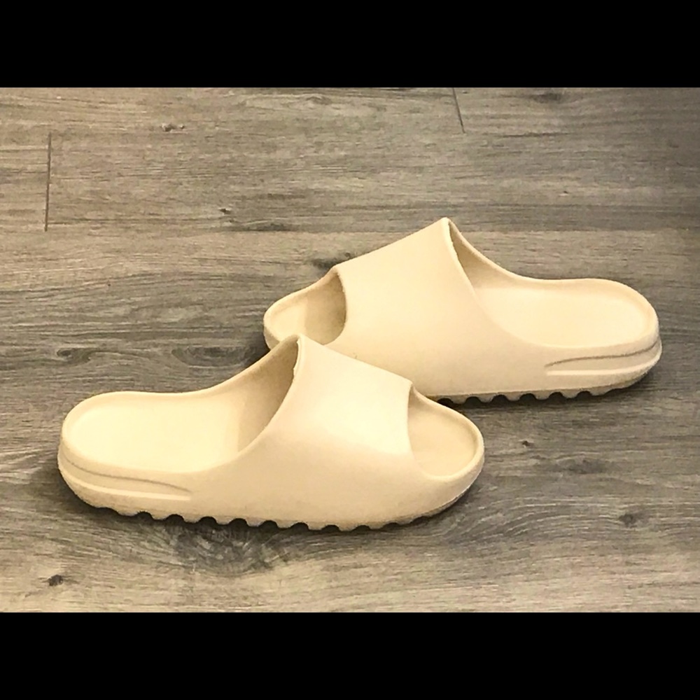 Yeezy slides ,, Adidas ,, Beige/ Apricot .